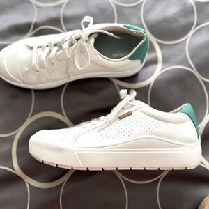 Dr. Scholl’s tennis shoes